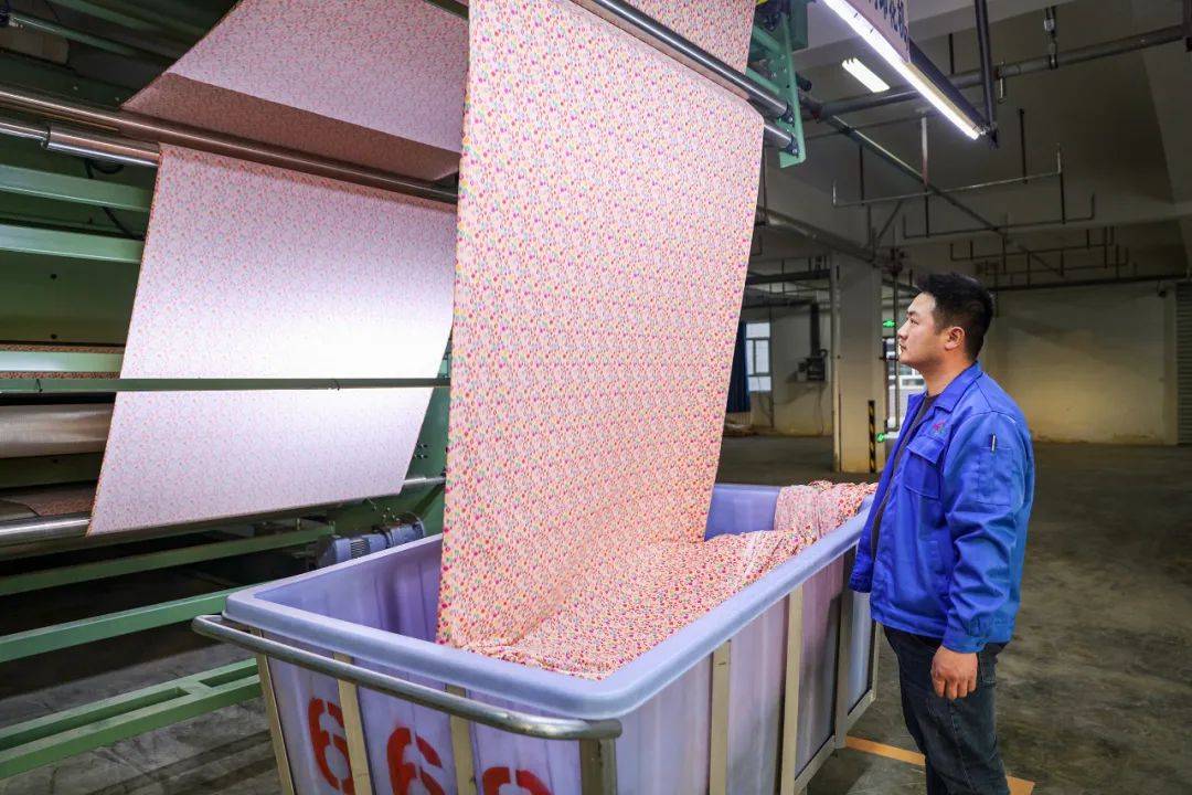 新疆臻彩数码印花线投产!