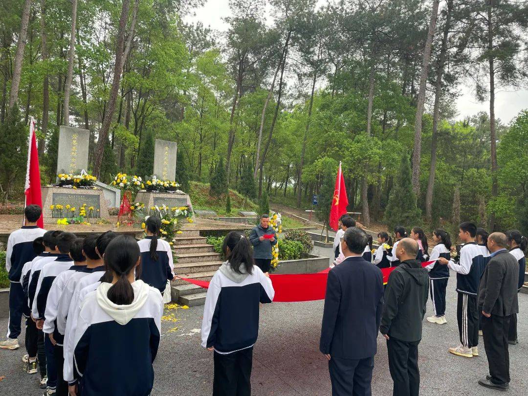 鸡冠山乡中学组织团员和青年前往庙背烈士陵园开展"缅怀革命先烈 传承
