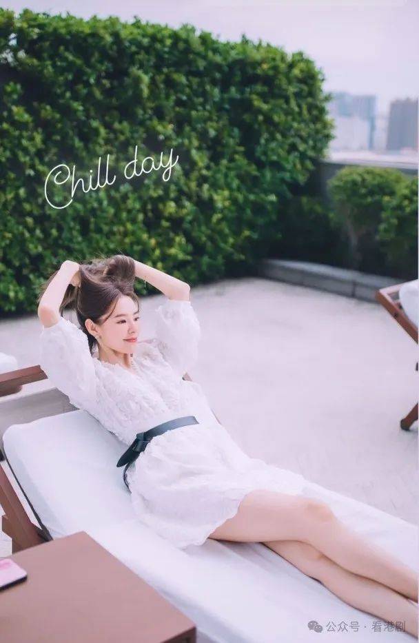 谭凯琪受脚伤要坐轮椅泰国休养兼享家庭乐