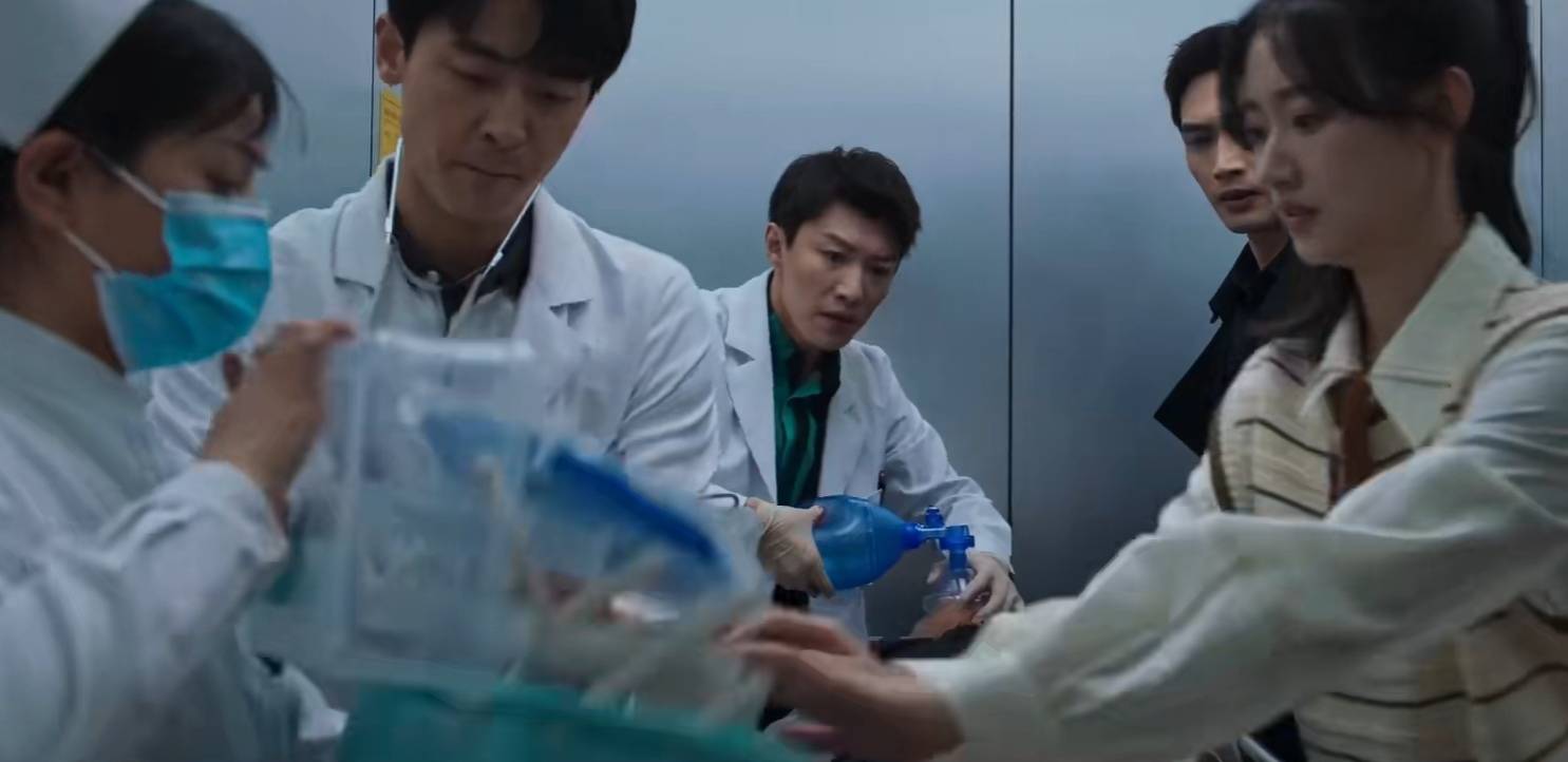 医生和护士不熟悉郑仁,就算相信是即将上任的医生也不可能由郑仁来