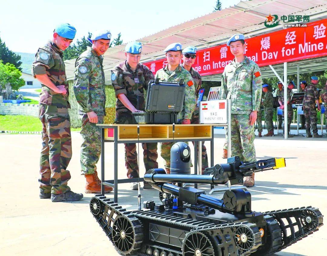 法国维和官兵在中方指导下体验排爆机器人操作。黄远利 摄解放军报讯黄远