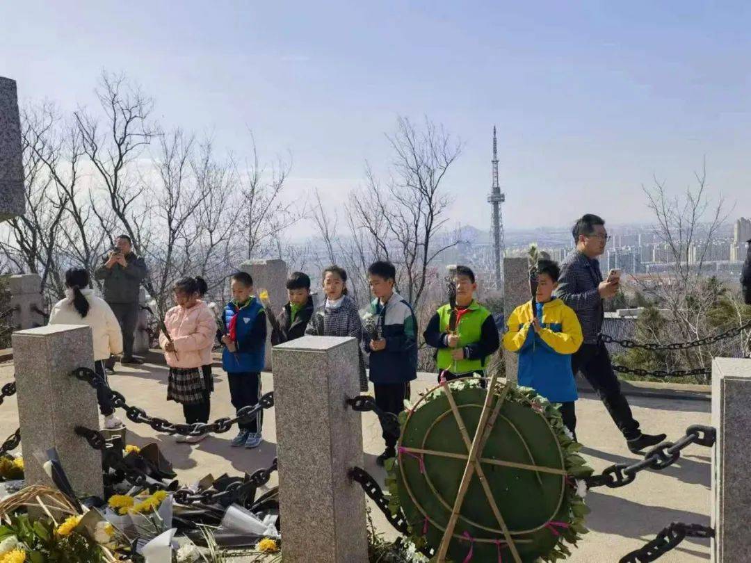 全环境立德树人参观青山革命纪念碑缅怀革命先烈荣成市实验小学亲子