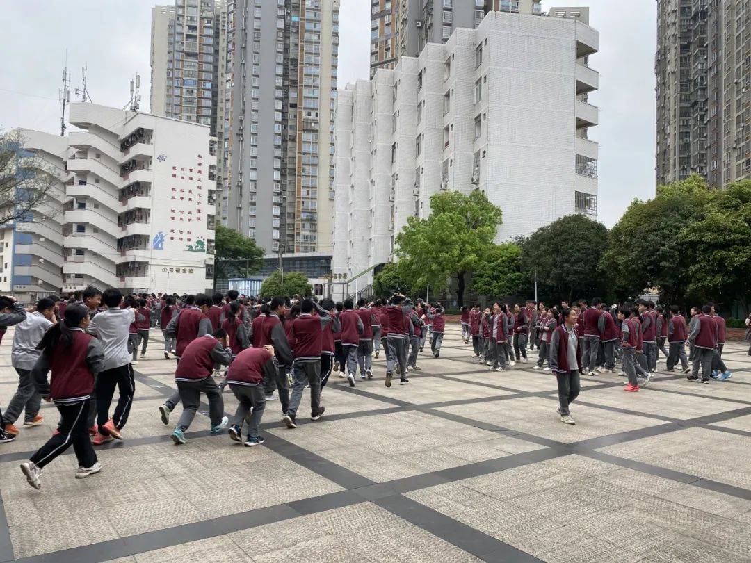 预防为主防患未燃龙城中学春季消防安全疏演练活动