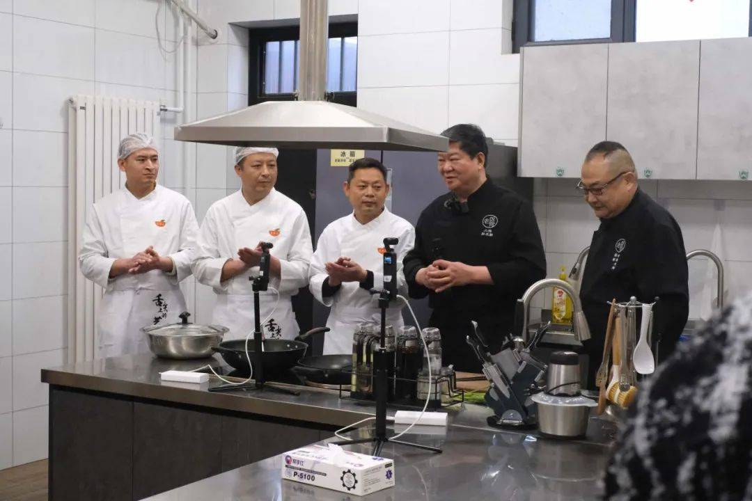 在中国农大能和国宴大师千万粉丝up主学做饭