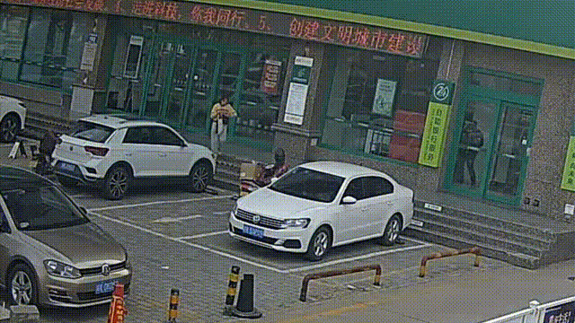 监控中看到民警迅速调取了银行门口监控这可是7万块"救命钱"啊值班民