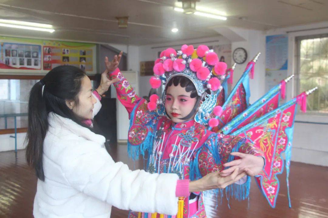 封面人物恩城第四小学有位粤剧小武旦
