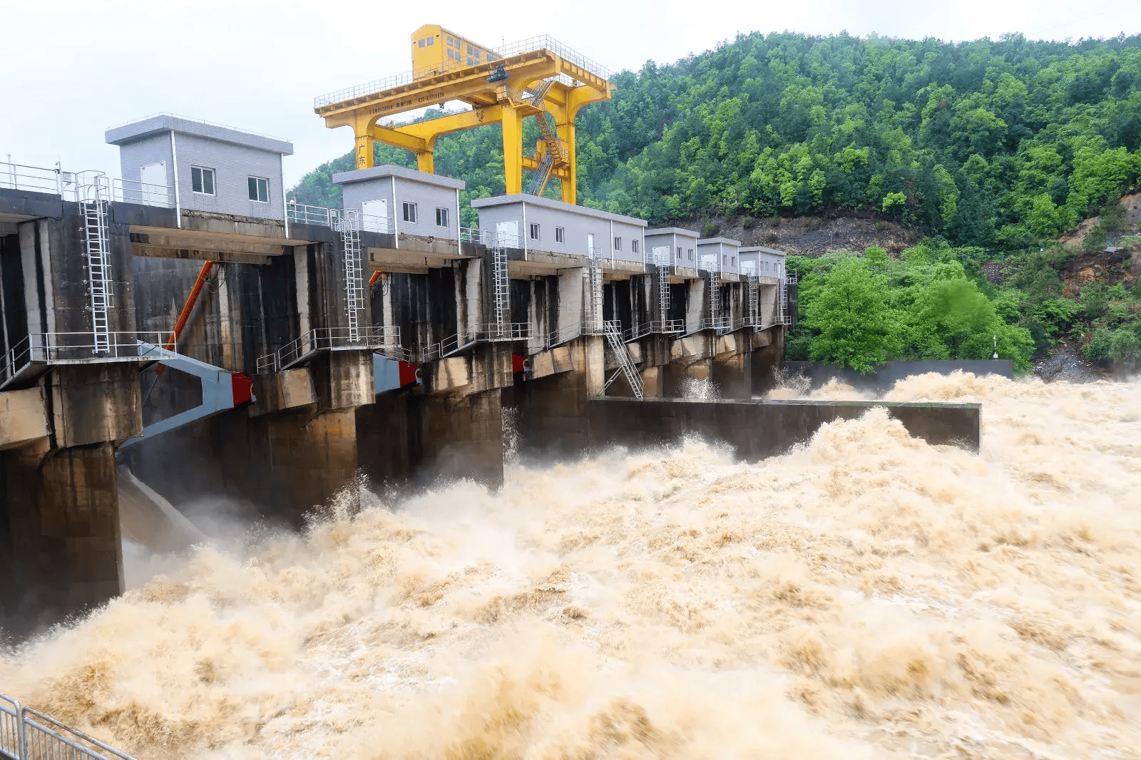 应急响应升至二级!今晨洪峰顺利通过大坝_防汛_龙潭_泄洪
