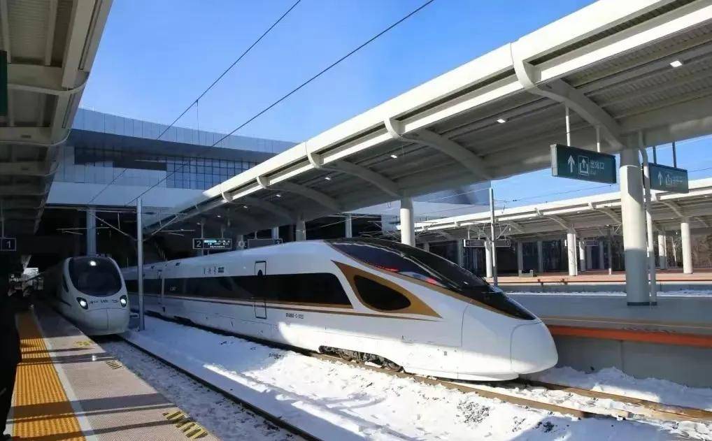 中国第一条直达长白山的高铁敦白高铁旅游专列也卷起来了共同绘就一幅