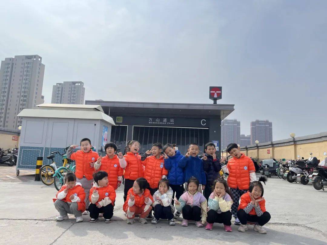 畅悦华庭幼儿园开展开往春天的地铁主题活动