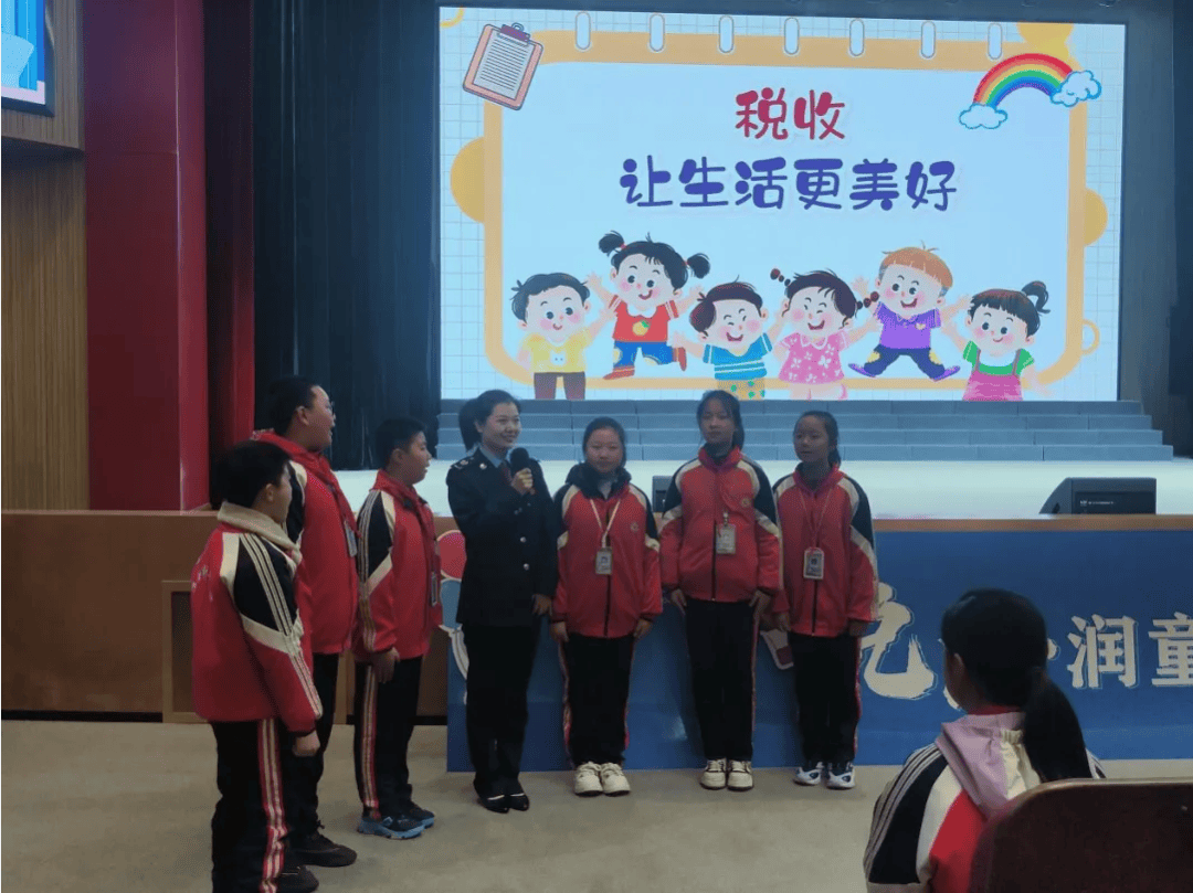 日前,淮安市税务局"少年税校"开班仪式在新安小学举行