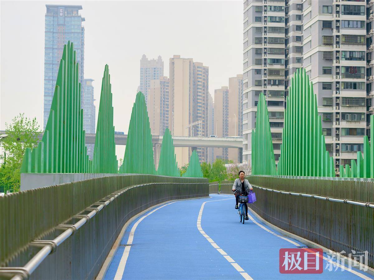 来武汉享受"空中骑行"的畅快,武昌生态文化长廊9座跨街天桥成骑行爱好