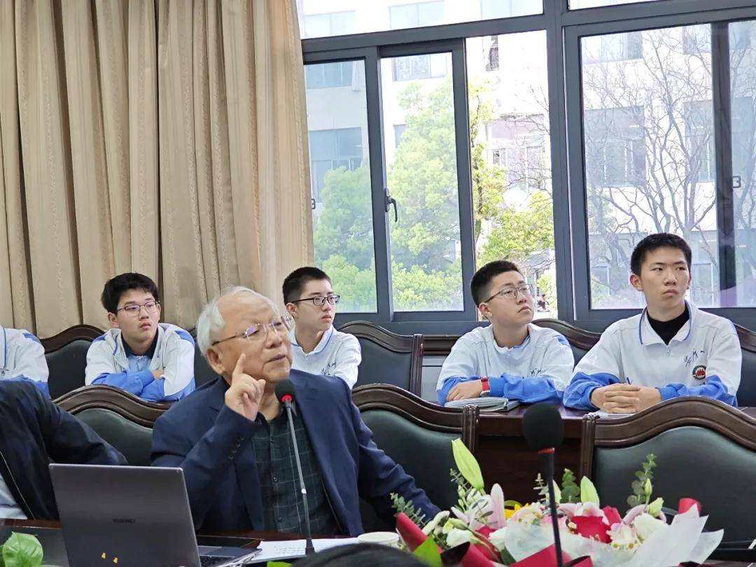 这位怀宁籍院士回母校安庆一中参观指导