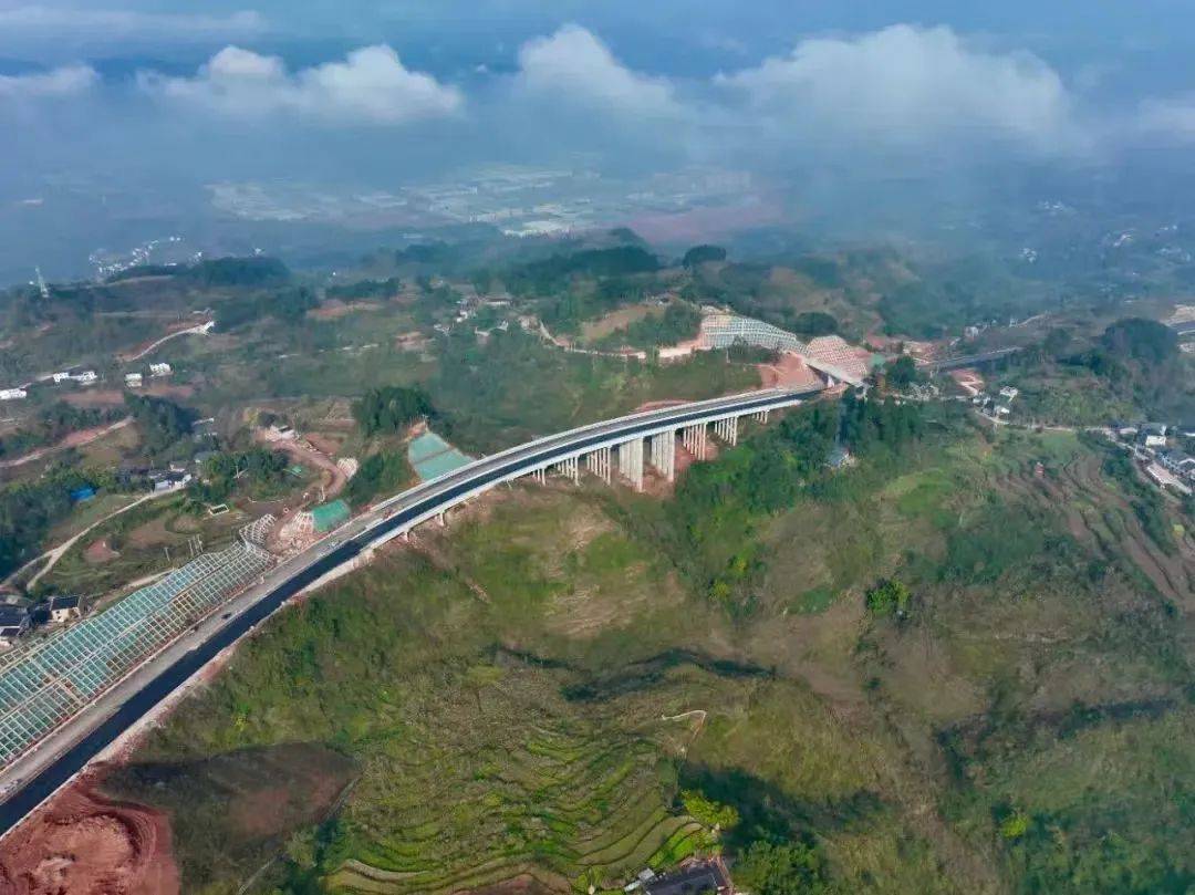 据了解,南北大道三期工程起于渝北区茨竹镇茨大路口,顺接南北大道二期