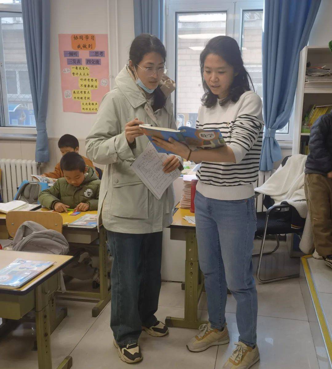 老师们虚心求教,指导教师从课堂教学,班级管理,学生辅导等方面知无不