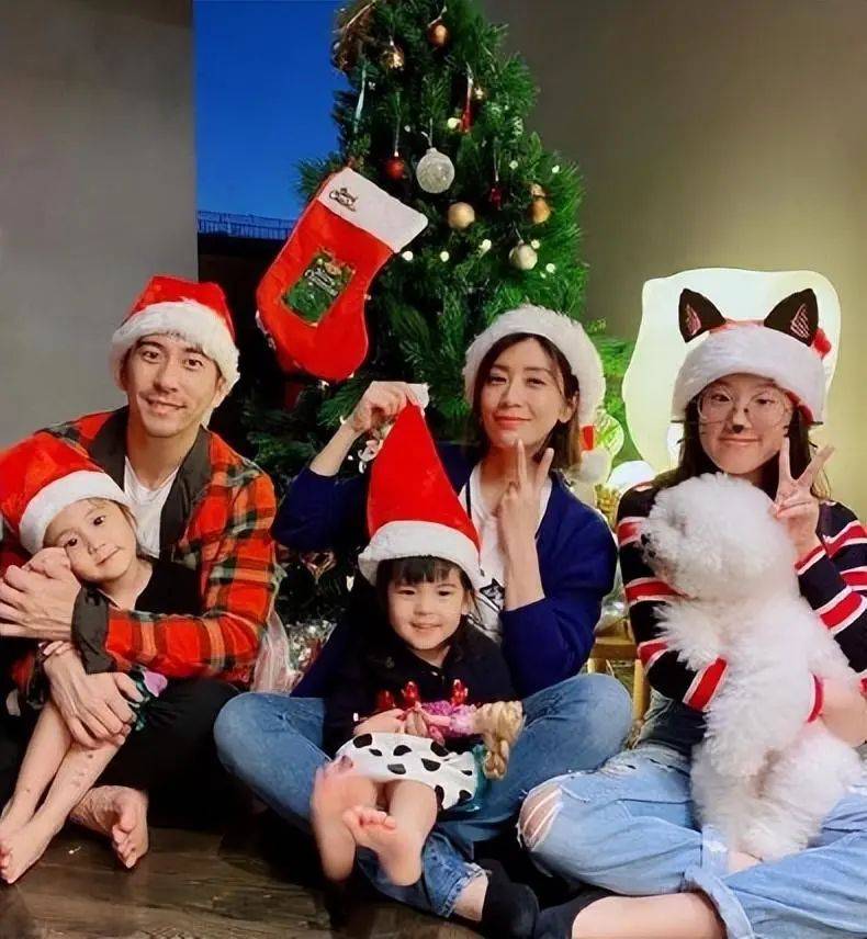 贾静雯母女四人现身机场咘咘和bo妞长大了梧桐妹19岁了