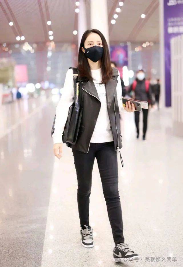 【董璇】王鹤棣的黑色马甲搭配一件无袖黑色t恤,叠带两条项链,青春又