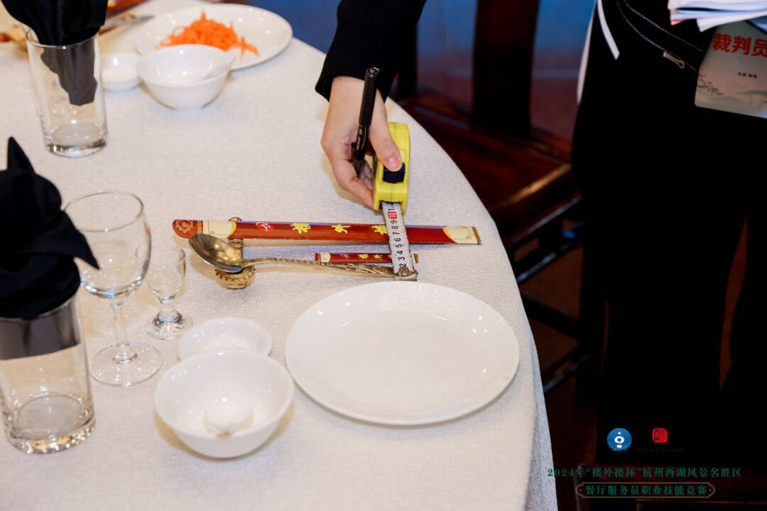 步"的位移……根据竞赛规则,选手们应在20分钟内高效完成中餐宴会摆台