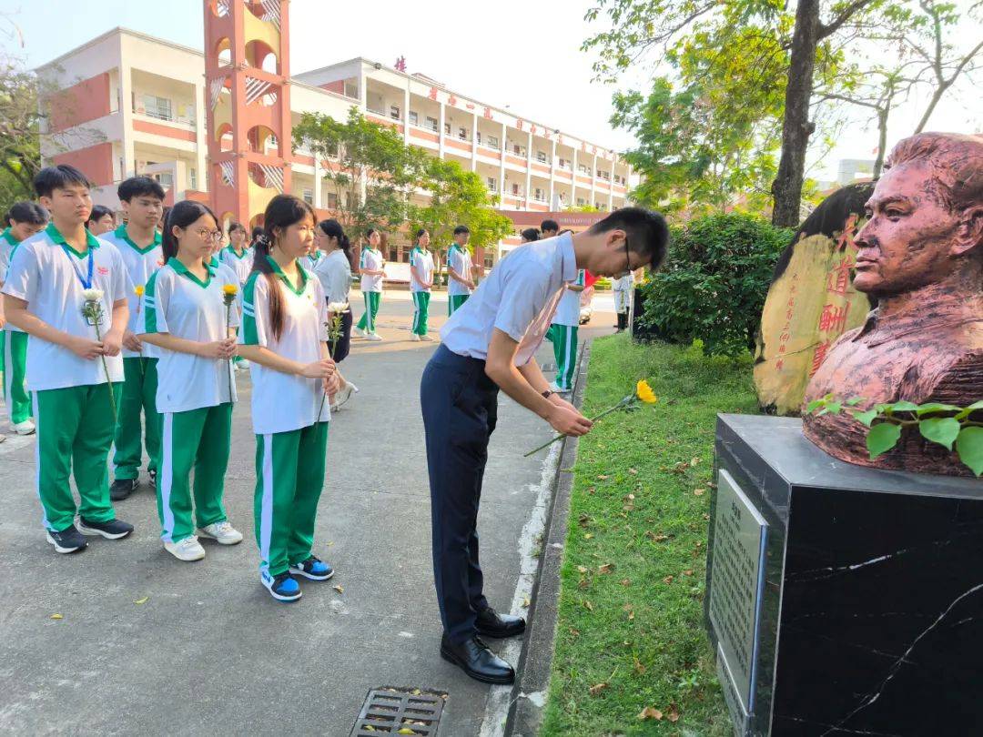 琼海市教育局联合嘉积中学共同开展清明祭扫活动