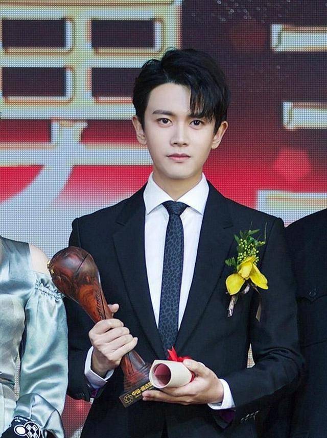 任嘉伦娱乐圈杀猪刀下的不败英雄