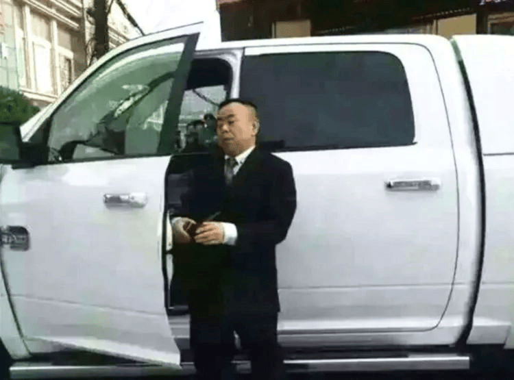 看了3位老艺术家陈佩斯,冯巩和潘长江开的车,才知道差距有多明显!