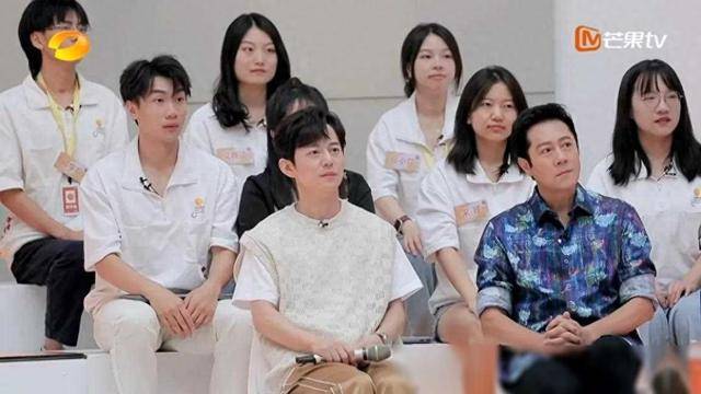 因为穿了一件衣服54岁的蔡国庆很尴尬何炅的高情商救场太绝