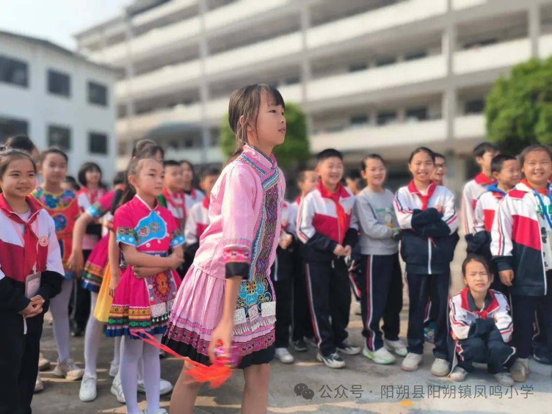 阳朔镇凤鸣小学开展我爱壮乡三月三民族团结一家亲民俗活动