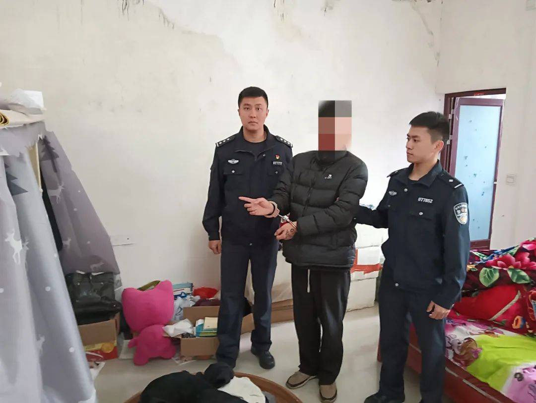 上犹营前一男子干这事被抓._女士_小偷_公安