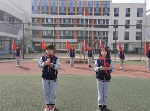 示范性入队仪式丨河东区实验小学举行永远跟党走争做好队员入队仪式