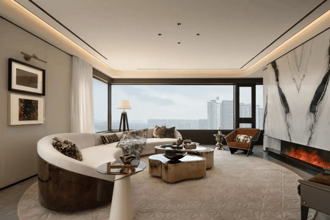 客厅的弧形沙发在开放式的大厅内自然地围塑出休闲区,视野开阔,活动