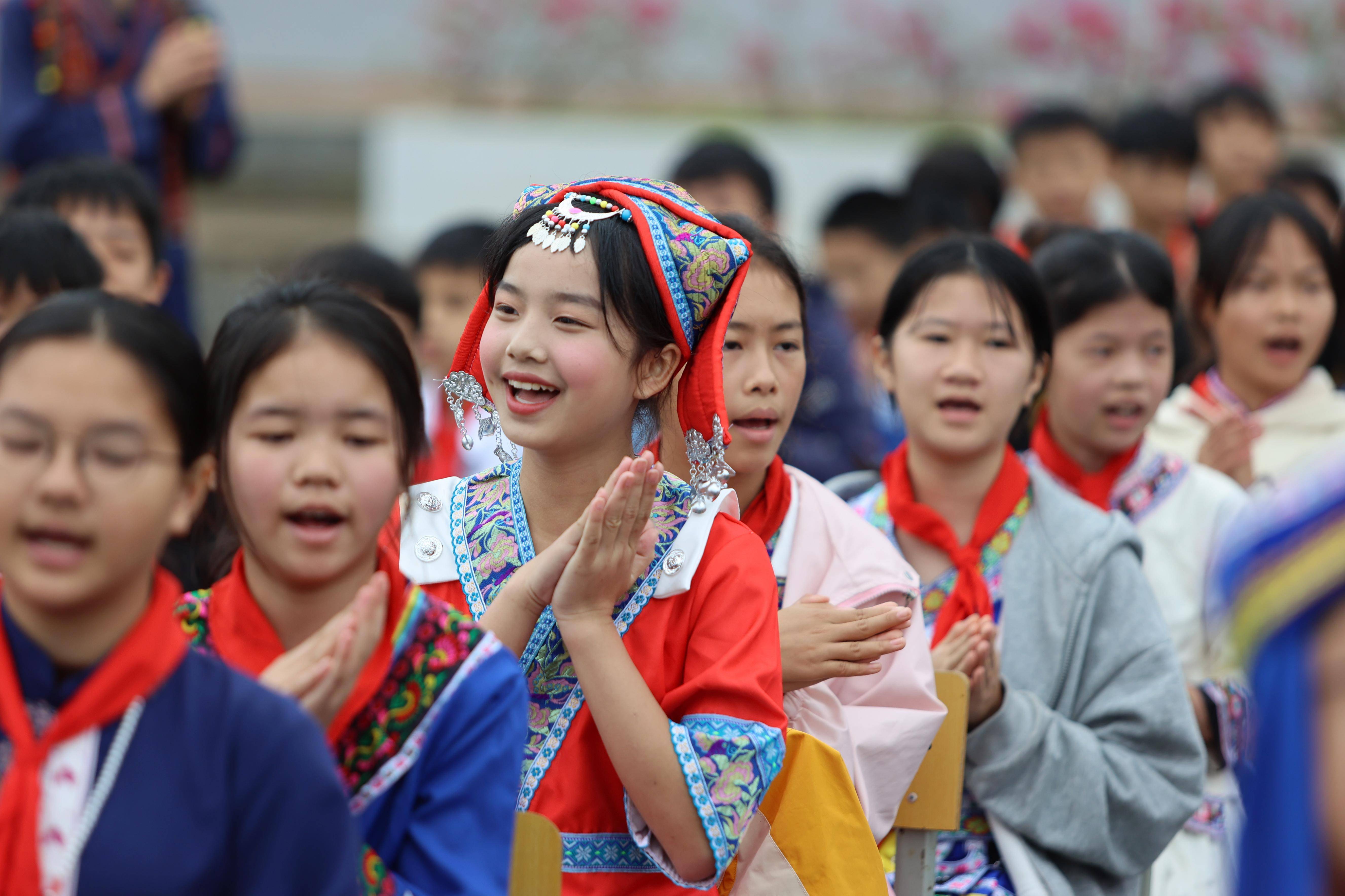 新华社发(敖帅昌 摄)4月8日,广西桂林市灵川县定江镇中心幼儿园的小
