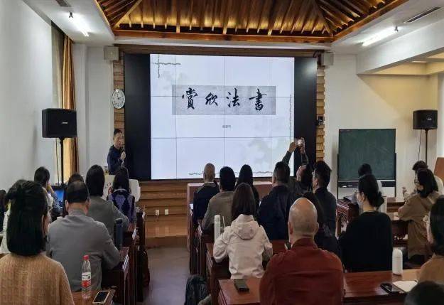 "《周易》与中华文化中的人文精神"课程中,彭鹏老师以儒者视角分析了