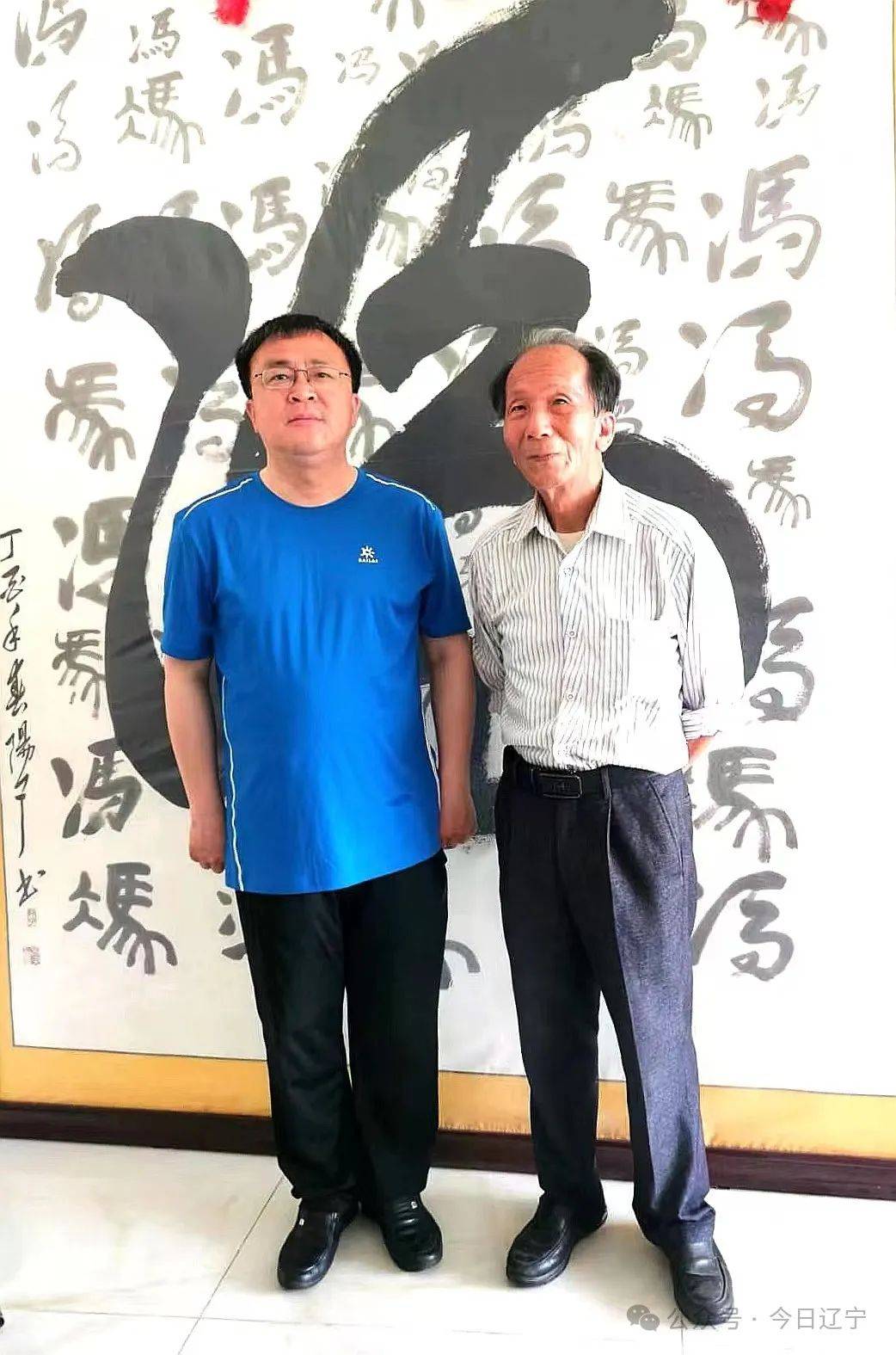 广东省阳江市著名作家冯峥(右)与《今日辽宁》杂志社记者张松合影留念