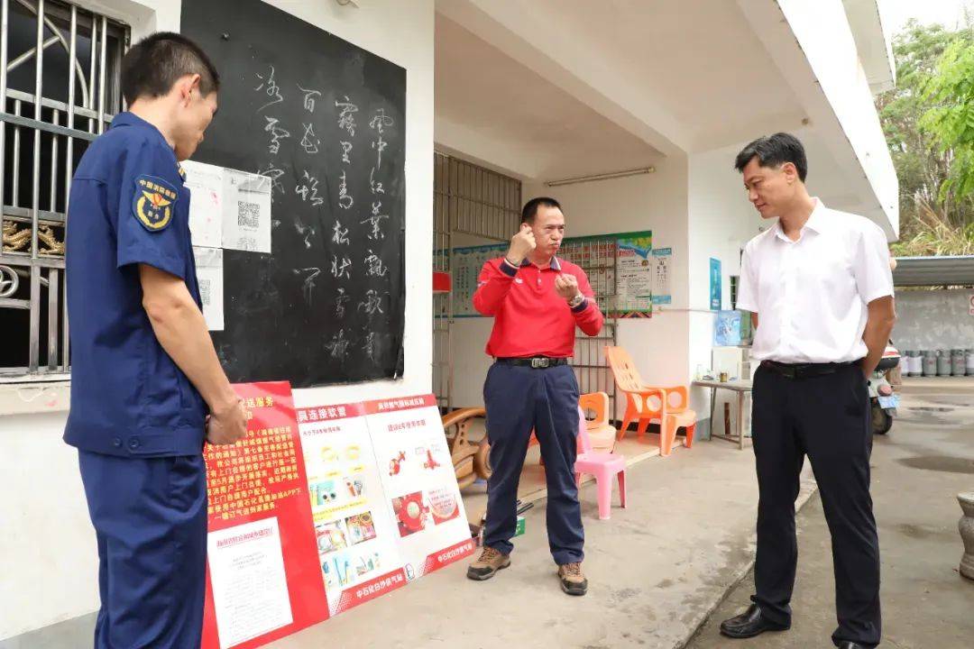 当天,邓伟强先后走访牙叉镇生活垃圾转运站,县图书馆,白沙昆仑天然气