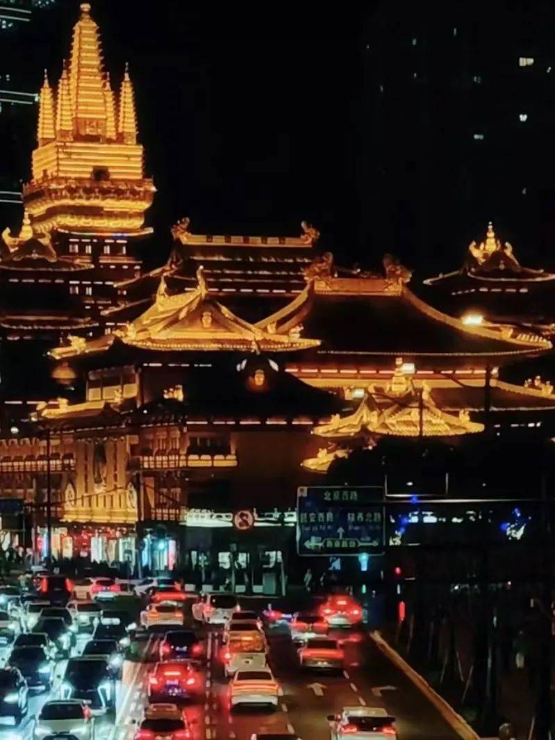 上海延安路天桥竟成网红打卡地茫茫多人只为等静安寺亮灯解锁更多宝藏