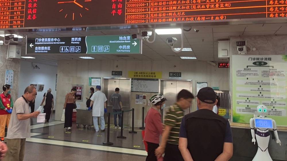 深圳市人民医院"1号楼"1层大厅 摄/周妙妙南方财经全媒体记者 周妙妙