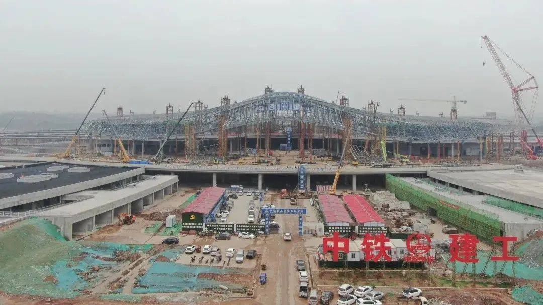 今年年初,随着最后一块钢结构网架提升成功,荆门西站钢屋盖结构施工