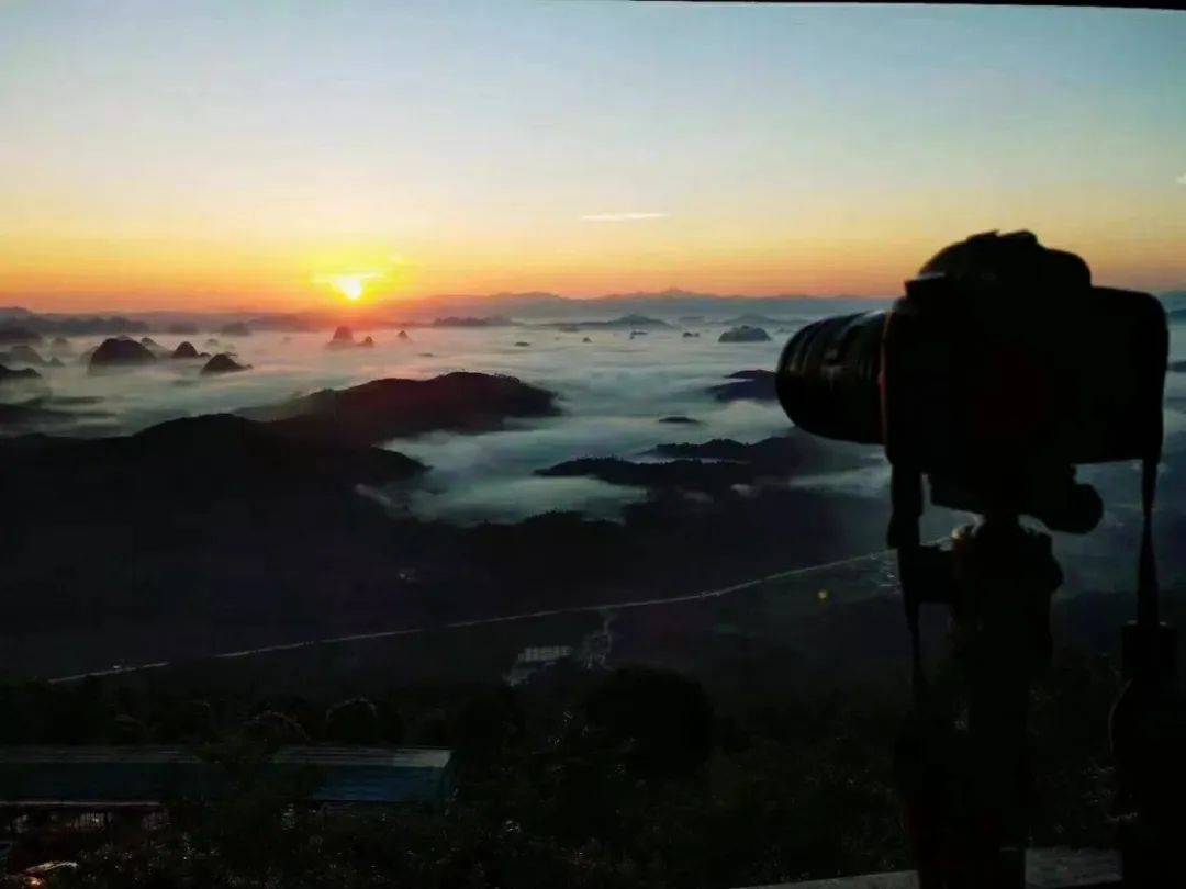 其最惹人醉的是她的日出,云海和晨雾,观万山群中,一轮朝阳,半山半雾