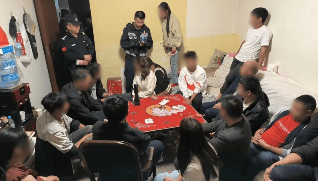 接警后,派出所立即组织警力前往现场核查,当场查获浦某等参与赌博人员