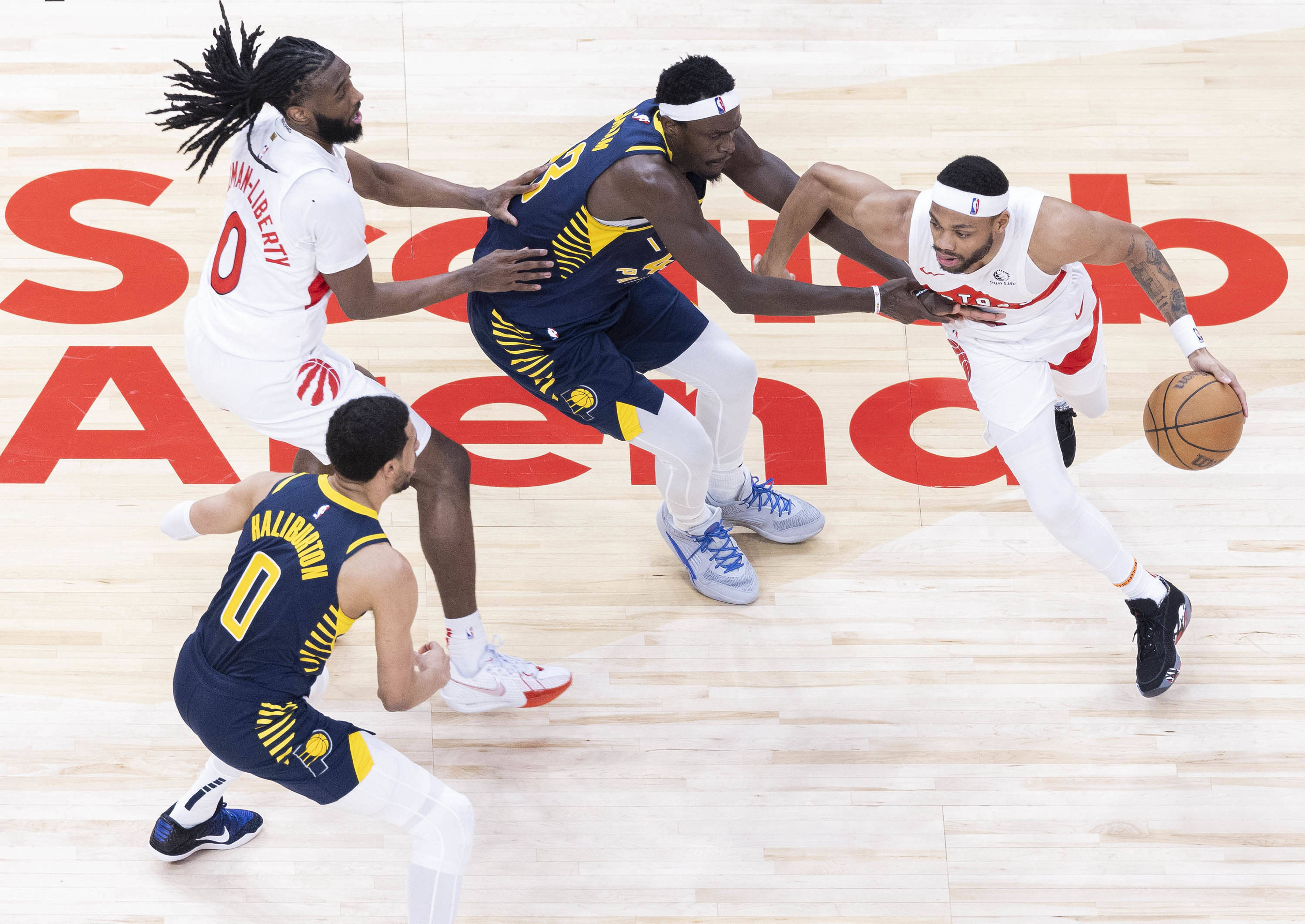 惊魂一幕！巴恩斯手指受伤提前退赛，猛龙季后赛前景蒙阴影