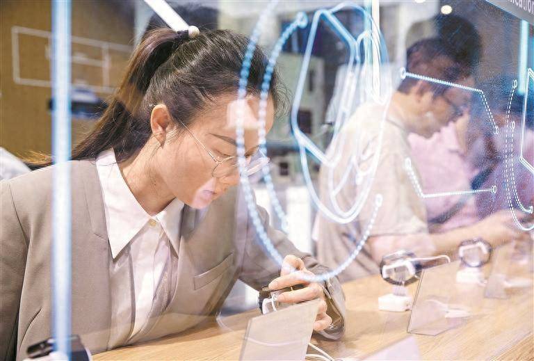 深圳特区报ai服务器需求火爆眼镜电视随身携带四足机器