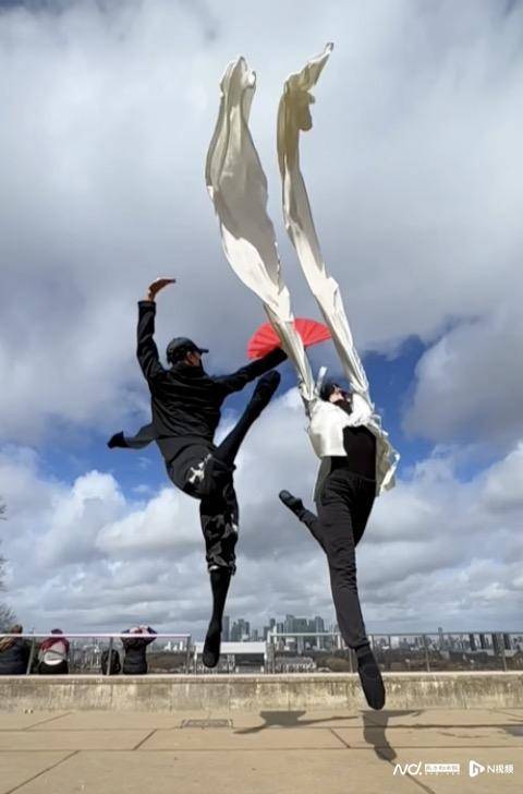 中国留学生剑桥舞动东方剑舞神话行云流水般的舞技走红网络