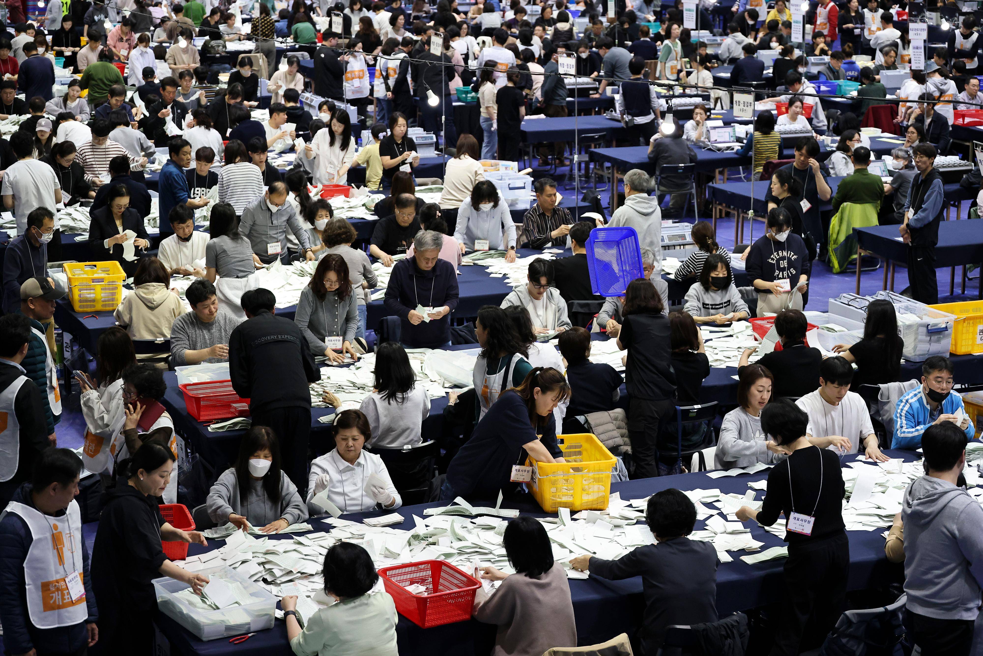 韩国第22届国会议员选举进行计票工作_新华社_首尔_议席