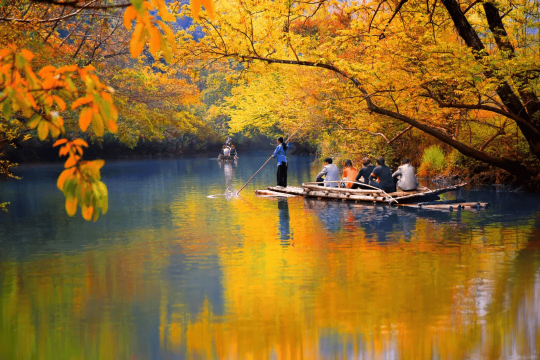 云南打歌篝火晚会在多依河景区的浪哨酒店,有一场别开生面的篝火晚会