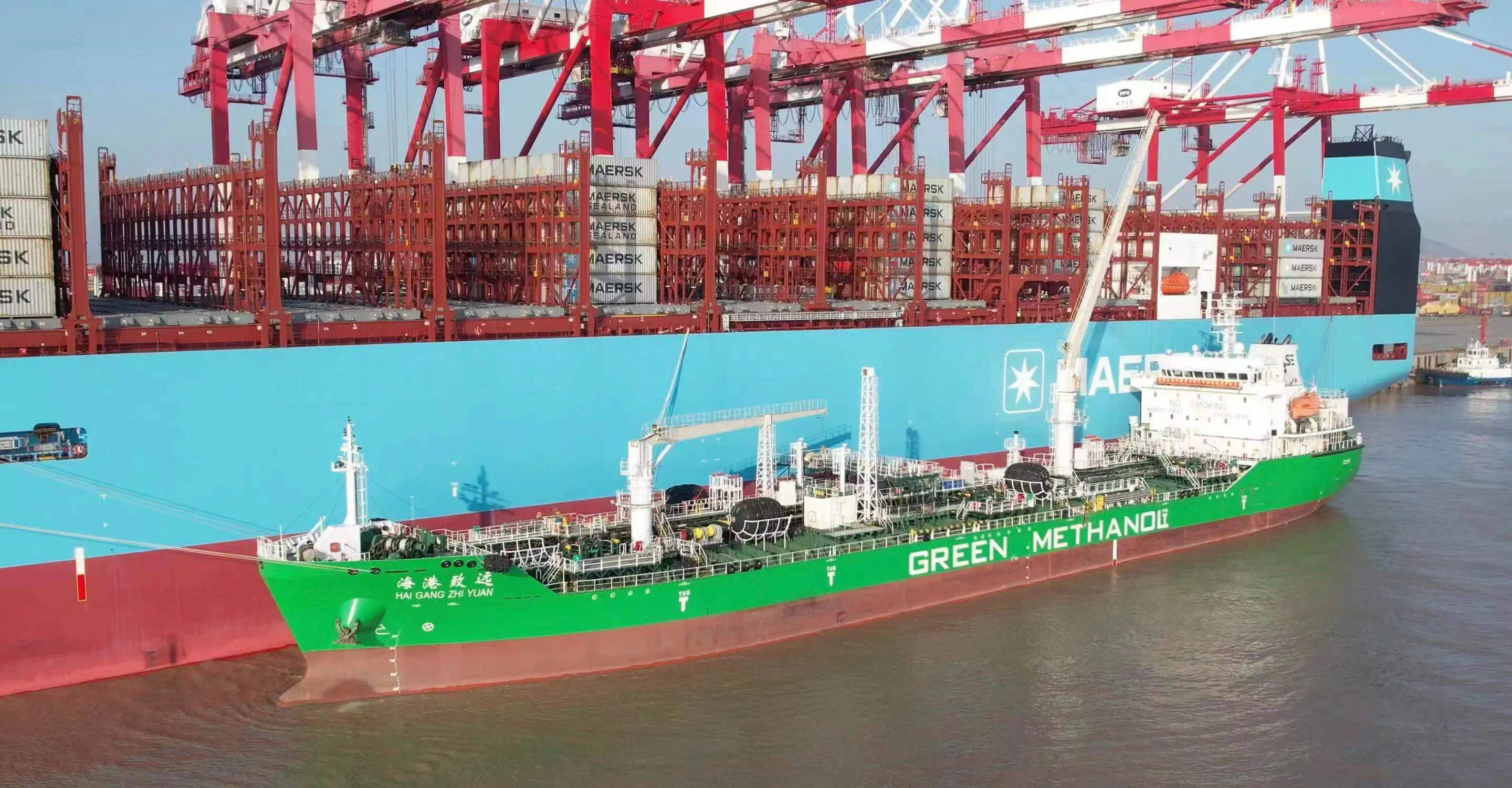 国内首单!上海港完成大型集装箱船舶绿色甲醇"船-船"同步加注