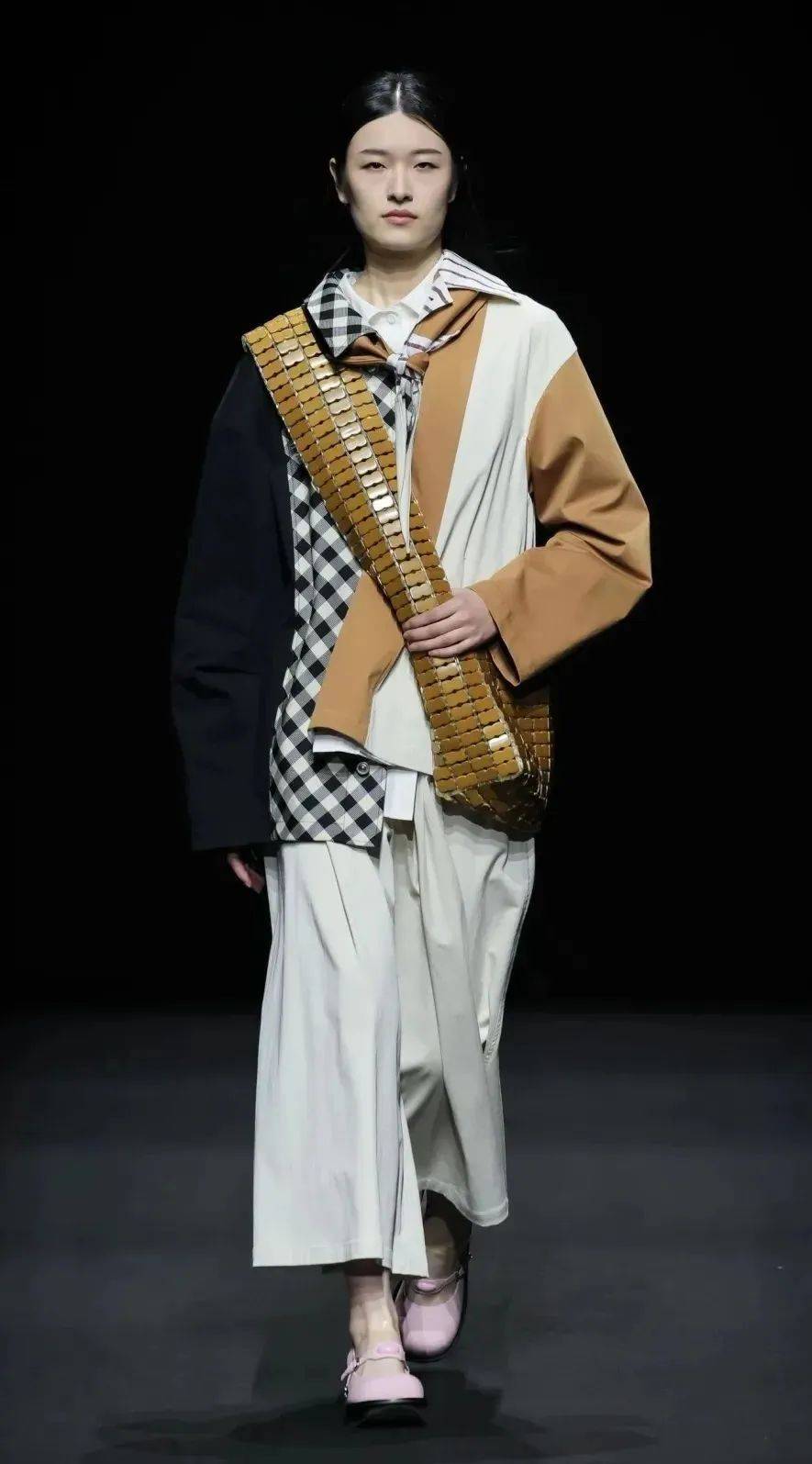 中国国际时装周上看起来有衣张力的服装长什么模样
