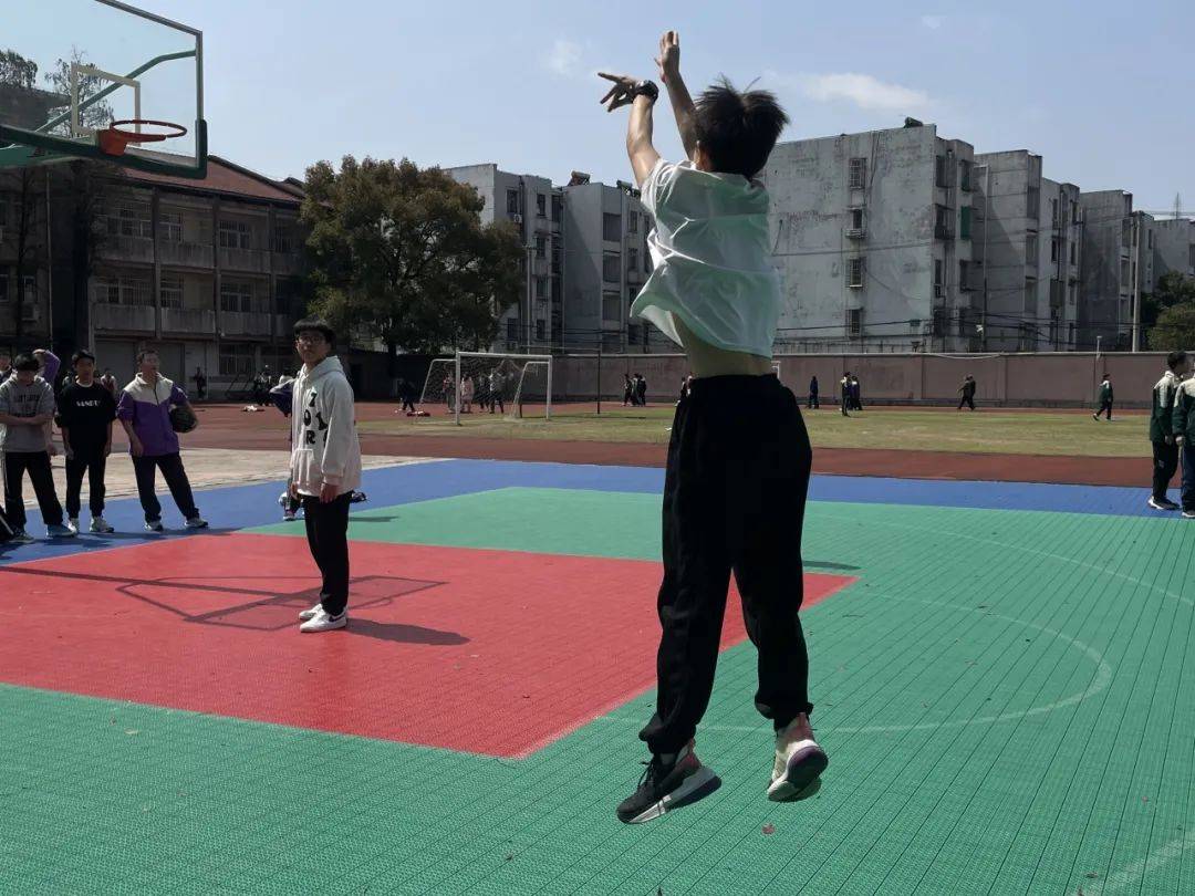 (吉尼斯大赛特约小记者 804班游珂萱)画面一转,812班李宇程上场了.