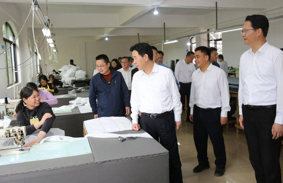 今日,市委书记陈少荣到南雄市督导"百千万工程"工作,强调要推动"百千