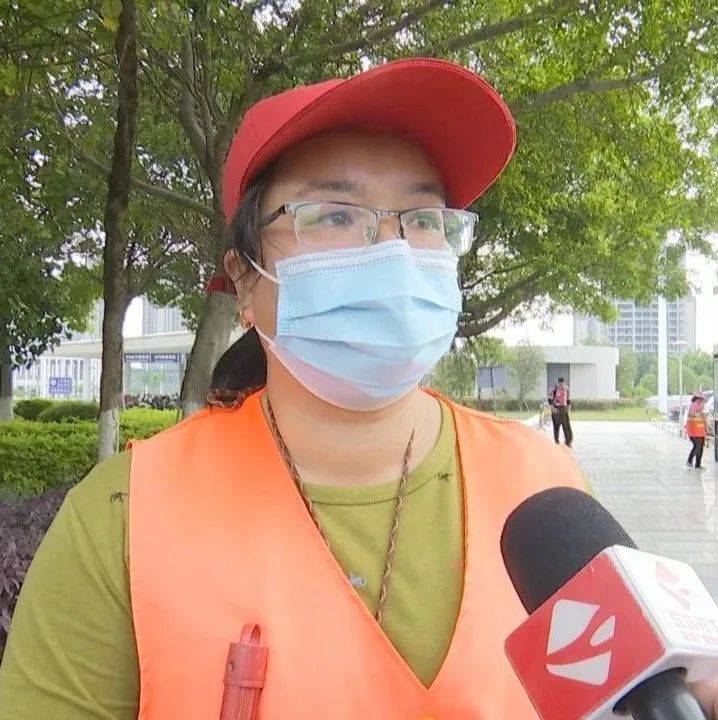 她第一时间上报给主管,环卫工人林雪莲发现,钱包被正在停车场进行保洁