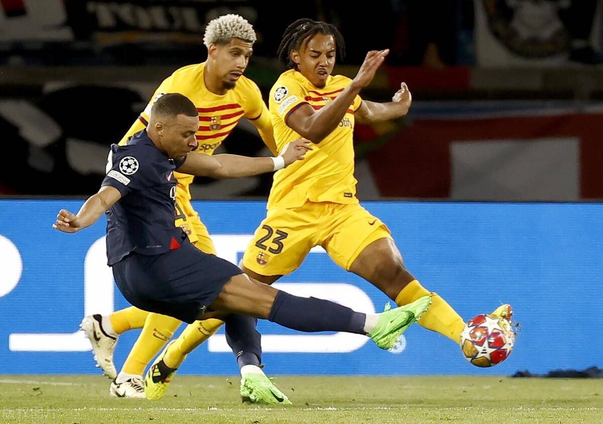 1分钟后,巴萨后场长传发起进攻,拉菲尼亚插上差点获得单刀,多纳鲁马