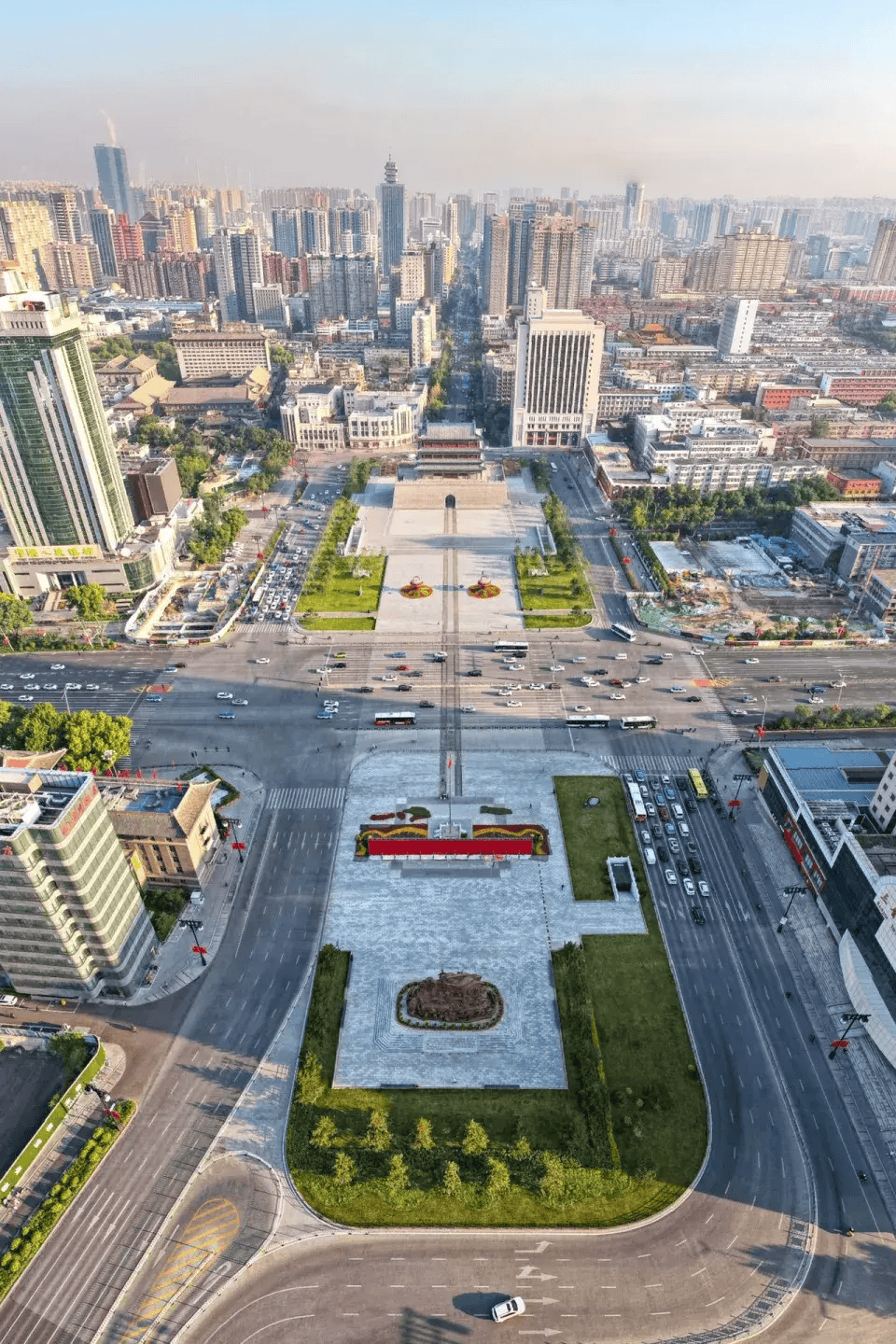 2021年国庆节前夕,五一广场以崭新的模样亮相于世人眼前,自北向南行走